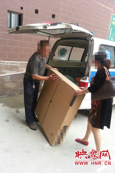 工作人員正在搬卸家具。