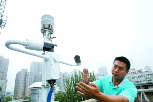 我省首個(gè)灰霾監(jiān)測站預(yù)計(jì)月底在鄭州正式投入使用，這是工作人員在介紹室外大氣采集設(shè)備使用情況。（資料圖）