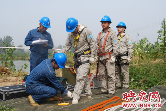 “弟兄們”每次上塔作業(yè)，樊建軍都要認真核對檢查，不容一絲失誤出現(xiàn)。