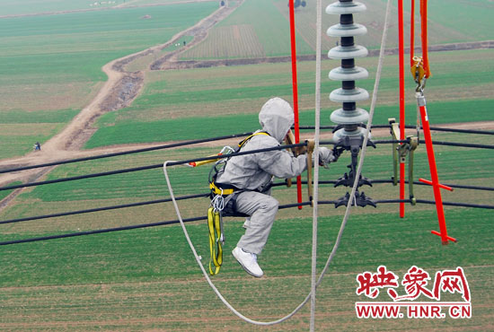 超高壓輸電線是樊建軍工作的主戰(zhàn)場，他現(xiàn)在雖然不經(jīng)常登塔，但在塔下卻并不輕松。
