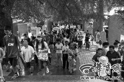 每天都有大量游客涌來(lái)，探訪他們心目中的少林