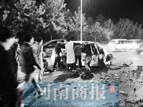 慘劇現(xiàn)場，眾人紛紛上前施救，有人拉住變形的車門，為傷者爭取救援時(shí)間
