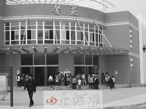 學(xué)生們排隊(duì)進(jìn)入食堂就餐，對(duì)于統(tǒng)一15元的收費(fèi)標(biāo)準(zhǔn)，不少學(xué)生和家長(zhǎng)很不理解。