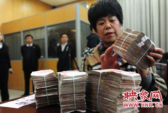 當(dāng)天共發(fā)放執(zhí)行款4110萬(wàn)元。其中，支票4018萬(wàn)元，現(xiàn)金92萬(wàn)元。