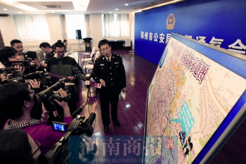 警方負(fù)責(zé)人向媒體介紹戰(zhàn)果，左上圖為警方繳獲的犯罪嫌疑人作案工具 記者 王春勝/圖