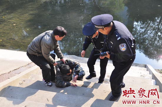 該男子滾入冰冷的金水河，嗆了幾口污水，連滾帶爬從水中出來，隨后被金水路派出所民警救上岸。