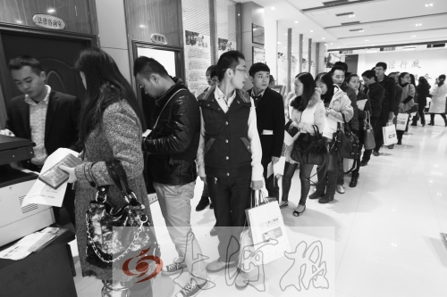 昨天,除復印材料處有新人排隊外,金水區(qū)民政局婚姻登記處大廳內(nèi)處未見新人排隊的火爆場景。