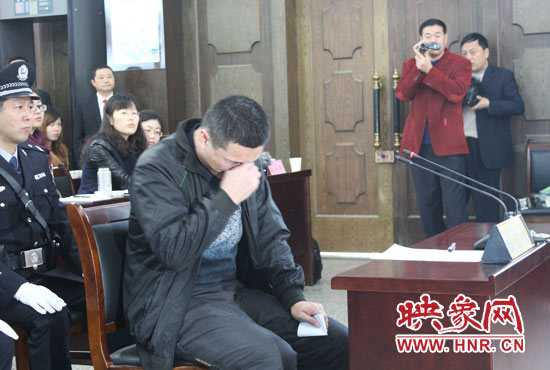 庭審現(xiàn)場(chǎng)，被告人常樹民哽咽著宣讀手中的悔恨書。