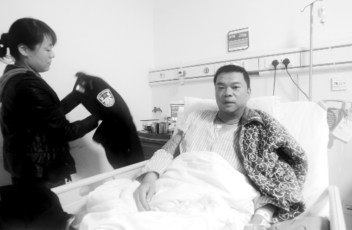 交警王建強目前仍呆在重癥監(jiān)護(hù)室里,妻子在為他整理警服