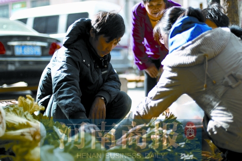 附近的市民得知了他的遭遇，紛紛前來買菜