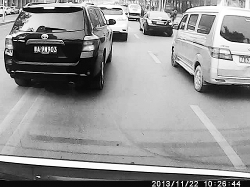 這輛黑色車輛不避讓執(zhí)行緊急任務(wù)的救護(hù)車，并壓著雙黃線變更車道。唐韜/圖