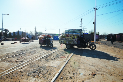 這里常?！叭搜鲴R翻”,常有婦女騎車帶孩子摔得頭破血流