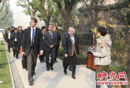 河南鄭州2013服務(wù)外包大會(huì)的嘉賓們參觀了金水科教園區(qū)和河南外包產(chǎn)業(yè)園并留下了深刻的印象。