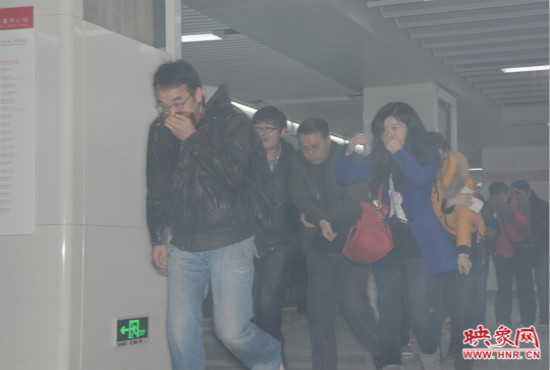 演習(xí)中，地鐵乘客從地鐵車廂中跑出。