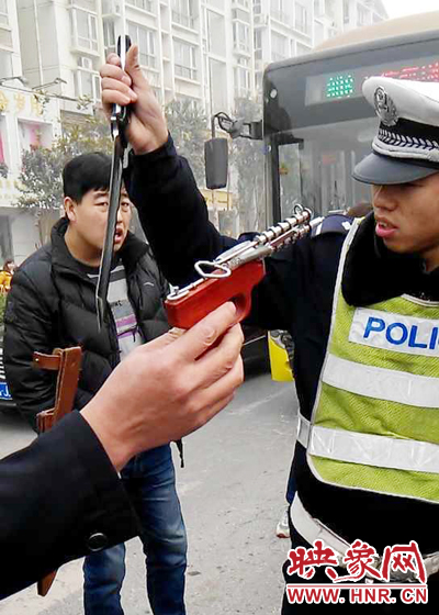 據(jù)當(dāng)事交警描述，男子自知車上有刀，在車輛被逼停后，車上的另一名男子試圖將刀具交給到達(dá)現(xiàn)場的同伴。