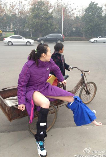 楊婕與朱婷相撞受傷下場(chǎng)-街頭大媽三輪送賓館。