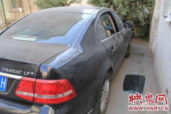 12月12日，鄭州金水區(qū)一小區(qū)汽車車窗被撬