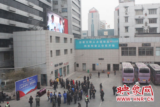 大巴車內(nèi)均在播放著這部以農(nóng)民工討薪為題材的微電影。