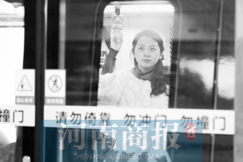 首個上班高峰，地鐵乘客以年輕的上班族為主