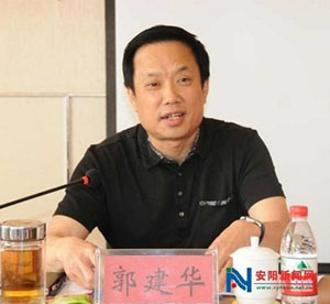 臺上的郭建華。 資料圖
