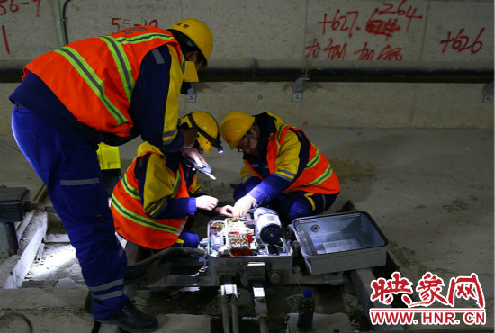 鄭州地鐵設(shè)備部各工種的同事們每晚在夜深人靜時(shí)的隧道里堅(jiān)守著自己的崗位。