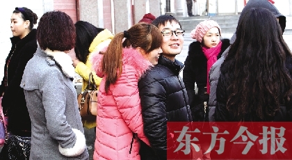 在鄭州市二七區(qū)婚姻登記處，新人們在門外排長隊(duì)