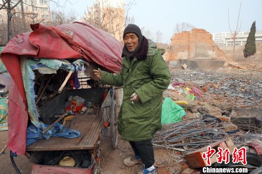 圖為老人向記者講述其生活狀況。周小云 攝