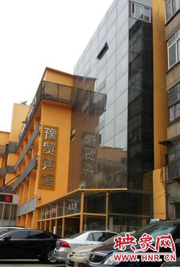 該酒店為加蓋樓層統(tǒng)一安裝上黑色玻璃，從前面看不出加蓋的痕跡