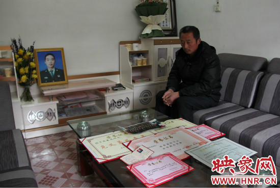 救火英雄鄭春光的父親和兒子獲得榮譽證書。