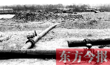 鄭州首座垃圾沼氣電廠并網(wǎng)發(fā)電，集氣管一端連接垃圾山深處，一端連接電廠集氣裝置