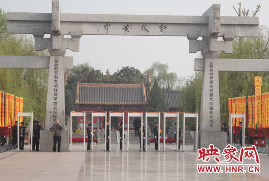 大典入口安檢嚴(yán)格。
