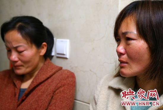 提及現(xiàn)狀，柴小快的女兒不住流淚。