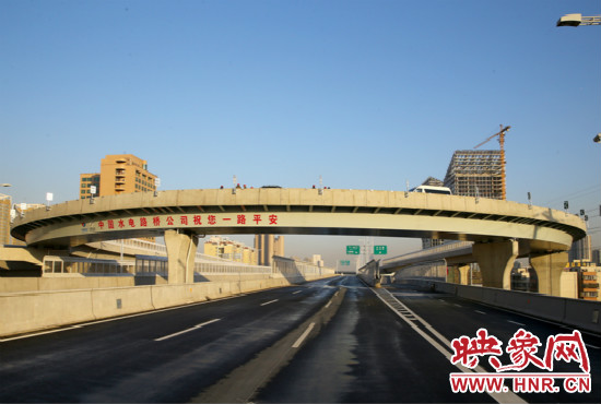右側(cè)車道為北三環(huán)快速路文化路出口輔道。