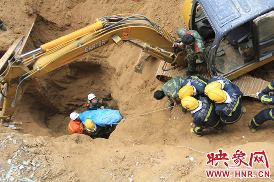 14點10分，經(jīng)過4個多小時的救援，消防官兵發(fā)現(xiàn)被埋男子，現(xiàn)在正從6米多深的塔吊塌方處抬出。