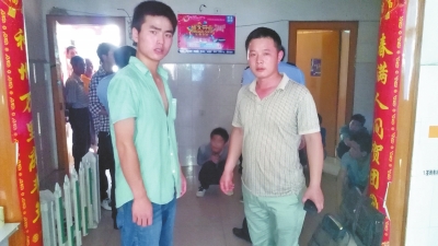 在吳文舉老師的幫助下，王強強（左）從傳銷窩點成功脫險。