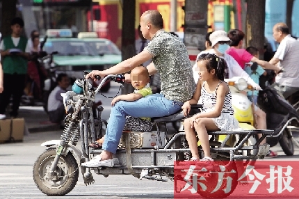 這樣帶著孩子，一個剎車，孩子就有可能摔下車