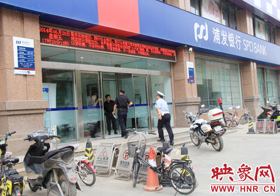民警趕到現(xiàn)場了解情況。