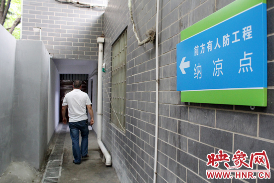 在每一處納涼點(diǎn)均有醒目標(biāo)志，市民可就近前往。