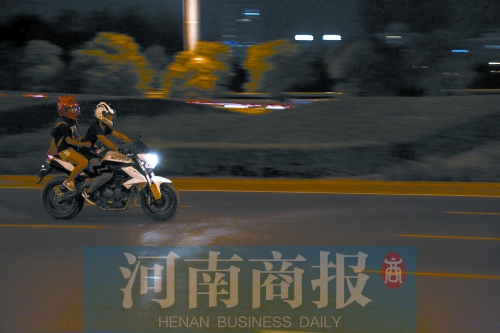 深夜，鄭東新區(qū)，不少人騎著摩托車呼嘯而過