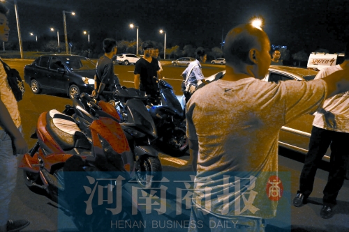 一小時(shí)內(nèi)，民警就扣了12輛摩托車、電動(dòng)車