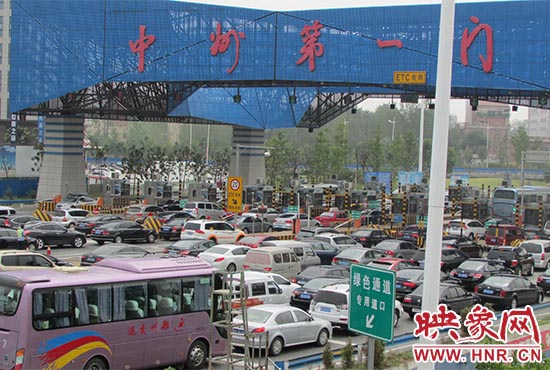 鄭州機(jī)場(chǎng)收費(fèi)站口（中州第一門）車輛排隊(duì)擁堵情況嚴(yán)重。