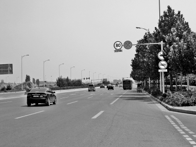 走訪鄭開大道，記者發(fā)現(xiàn)路上的限速標(biāo)志已明顯減少。
