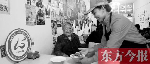 9月29日，輕院社區(qū)的“空巢老人”荊阿姨在一家飯店免費吃午餐