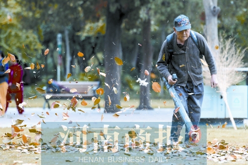 秋風(fēng)吹過，落葉滿地
