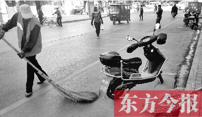 昨日，鄭州市中州大道上，穿梭于車流中上崗的環(huán)衛(wèi)工
