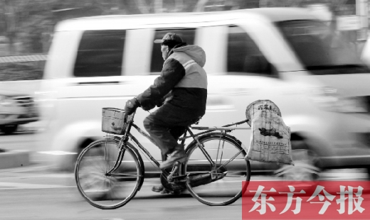 昨日，鄭州市中州大道上，穿梭于車流中上崗的環(huán)衛(wèi)工