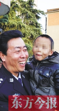 林州市公安局長(zhǎng)趙峰抱著滿臉笑容的曉宇（化名），也露出了笑容