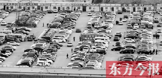 鄭州市文化路北段一個二手車交易市場，停放著密集的二手車