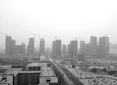 在鄭州市同一地點(diǎn)拍攝的照片，下為1月1日晴朗天氣，上為1月5日霧霾天氣。（拼接圖片）