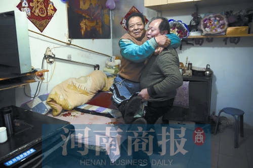 2015年1月15日，老鄰居抱起180斤重的高新海去坐三輪車，準(zhǔn)備出去轉(zhuǎn)轉(zhuǎn)